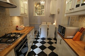 Deluxe Apartment, 2 Bedrooms | Private kitchen | Fridge, microwave, oven, stovetop - Blueberry Apartments (Kraków)