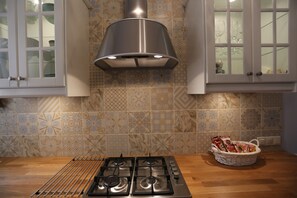 Deluxe Apartment, 2 Bedrooms | Private kitchen | Fridge, microwave, oven, stovetop - Blueberry Apartments (Kraków)