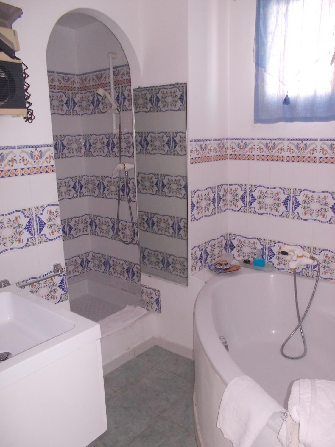Ein Badezimmer mit Dusche, Badewanne und Waschbecken.