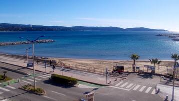 En la playa, arena blanca