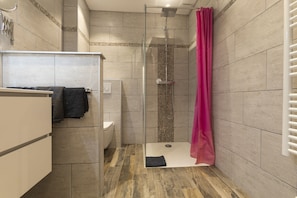 Comfort-Dreibettzimmer, Gartenblick | Dusche im Bad
