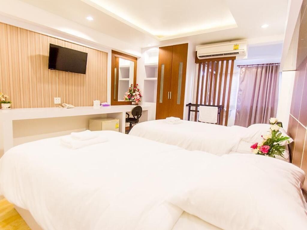 Desk, rollaway beds, free WiFi