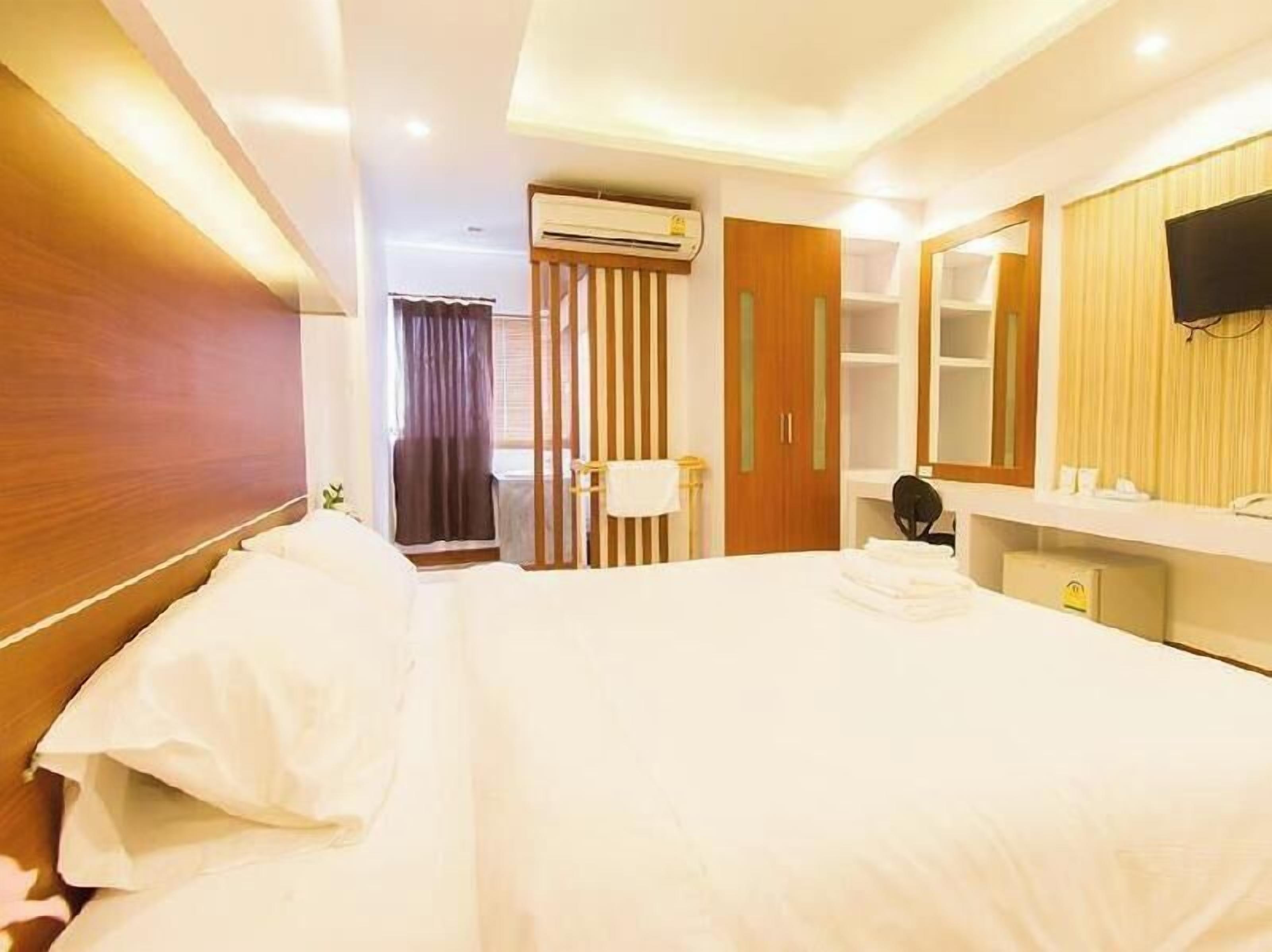 Desk, rollaway beds, free WiFi