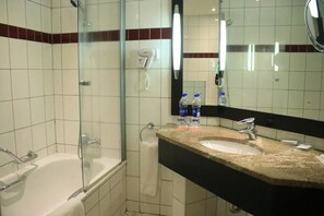 Ensemble douche/baignoire, articles de toilette gratuits, sèche-cheveux