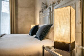 Premium bedding, desk, iron/ironing board, free WiFi - Bellezza Suites (Cagliari)