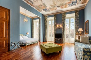 Premium bedding, desk, iron/ironing board, free WiFi - Bellezza Suites (Cagliari)