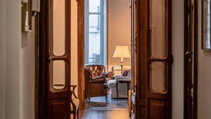 Un couloir avec des portes en bois et un luminaire au plafond.