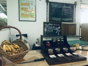 Englantilainen aamiainen viikonloppuisin (25 MYR per henkilö)