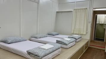 Habitación triple estándar, 3 camas individuales, baño compartido, vista al jardín | Wifi y ropa de cama