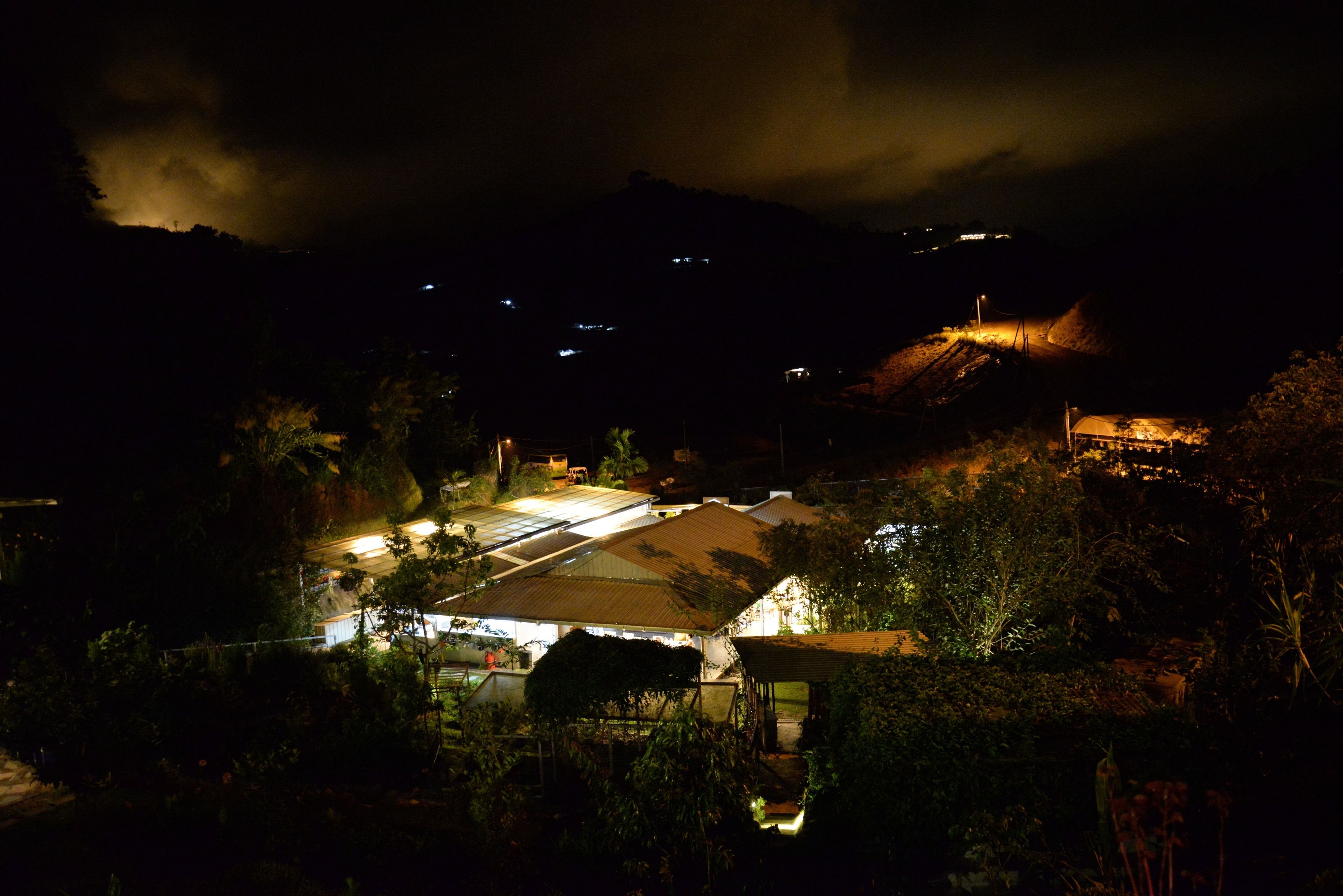 Vista frontal de la propiedad por la tarde o noche