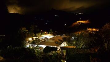 Boendets fasad - kväll/natt