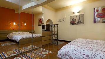 Habitación doble | Cortinas opacas, tabla de planchar con plancha, wifi gratis