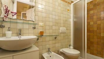 Habitación doble | Baño | Ducha y cabezal de ducha tipo lluvia