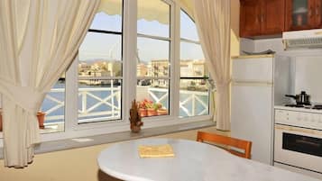 Lejlighed - 1 soveværelse - havudsigt (Blue) | Privat køkken | Køleskab, kogeplade, køkkentøj/tallerkener/redskaber