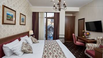 Safe på rommet, skrivebord, lydisolert og strykejern/-brett