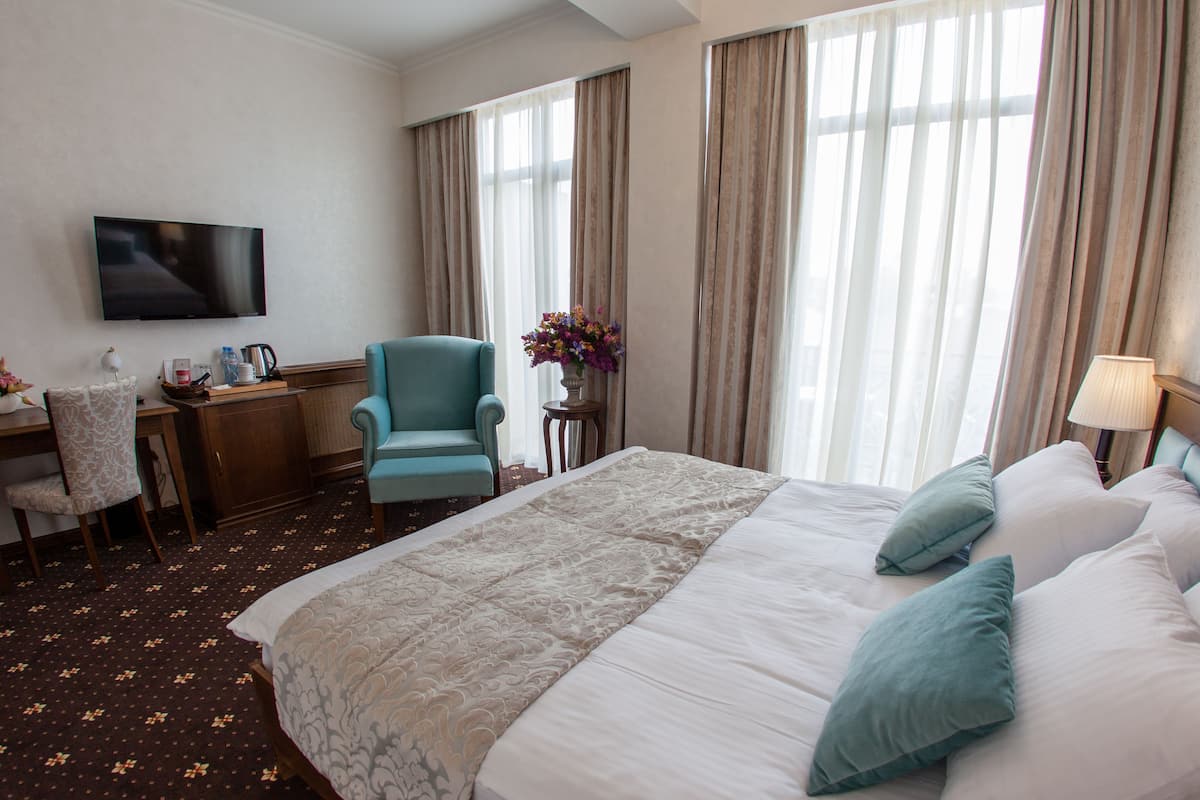 1 slaapkamer, een kluis op de kamer, een bureau, geluiddichte muren