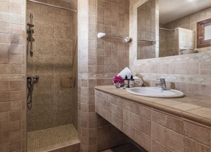 Chambre, terrasse | Salle de bain