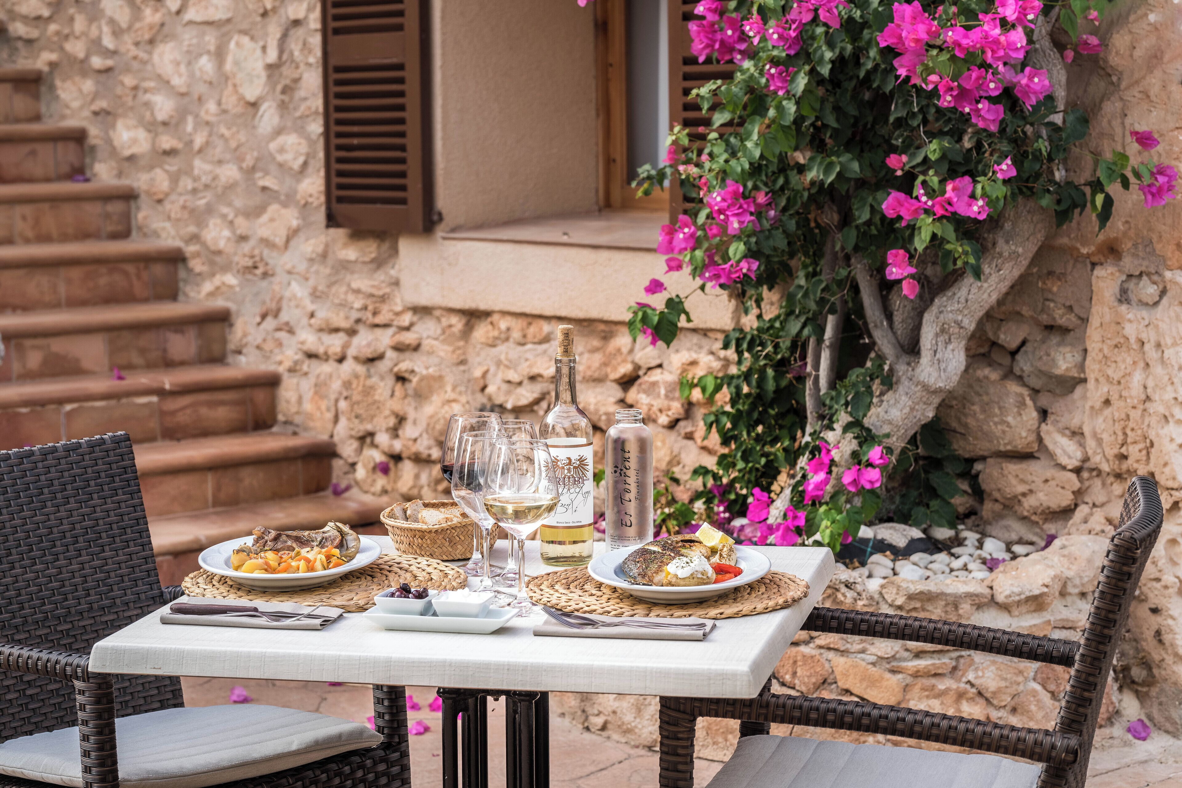 Petit déjeuner, déjeuner et dîner servis sur place