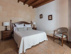 Double or Twin Room | Down duvets, in-room safe, desk, blackout curtains - Finca Es Torrent (Campos)