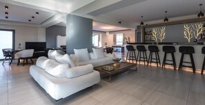 32-inch flat-screen TV with digital channels, TV - Ionion Beach Apartment Hotel (Pineios)