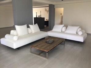 32-inch flat-screen TV with digital channels, TV - Ionion Beach Apartment Hotel (Pineios)