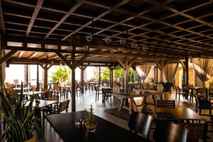 Una piscina al aire libre, sombrillas, sillones reclinables de piscina