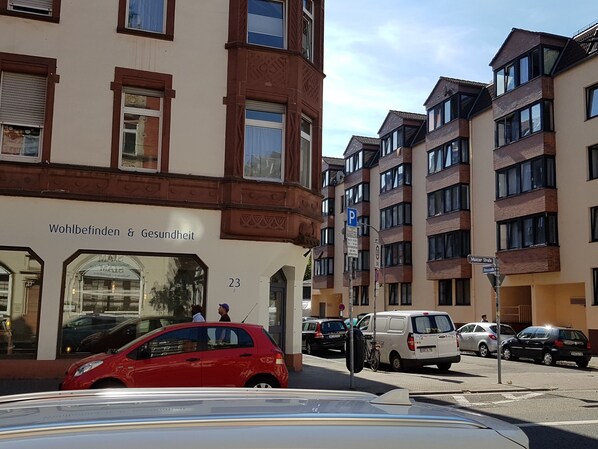 A building with a sign reading "Wohlfinden & Gesundheit" and the number 23.