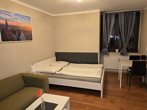 Classic Apartment, Private Bathroom | Interior - Nauwieser Apartments (Saarbrücken)