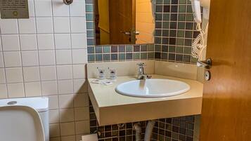 Produtos de toalete grátis, toalhas de banho, sabonete, papel higiênico