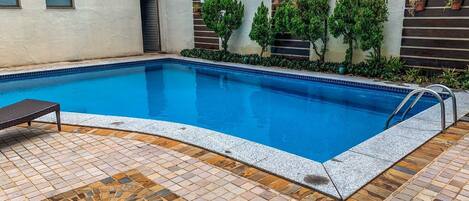 Una piscina cubierta (de 08:00 a 22:00), sombrillas, tumbonas