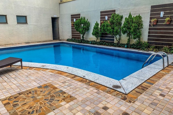 Una piscina techada, abierta desde las 08:00 hasta las 22:00, sombrillas