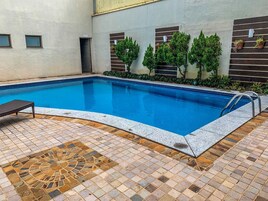 Una piscina techada, abierta desde las 08:00 hasta las 22:00, sombrillas