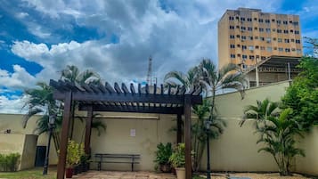 Una piscina techada, abierta desde las 06:00 hasta las 22:00, sombrillas
