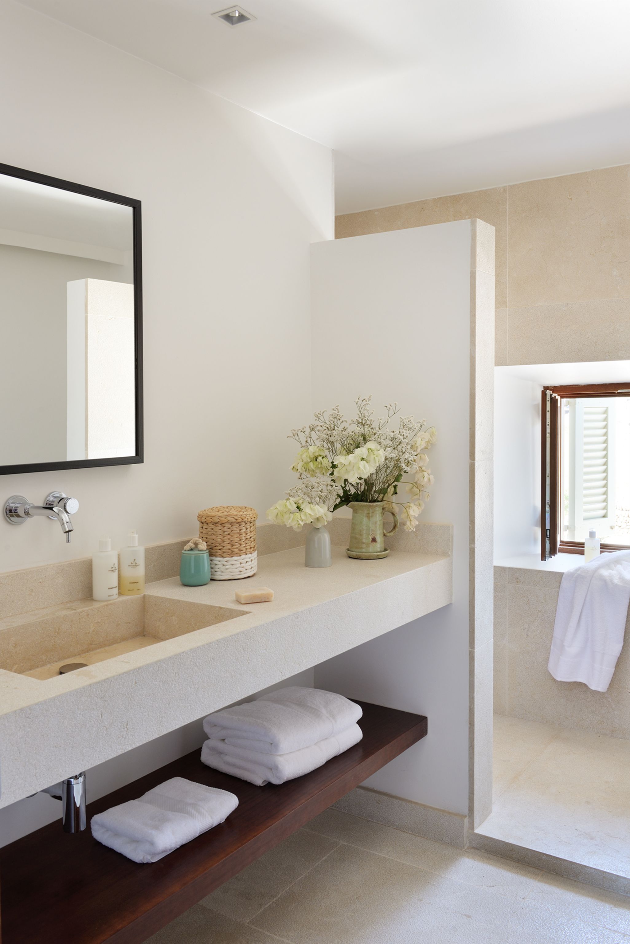 casita terra | bathroom | shower, free toiletries, hair dryer, bathrobes