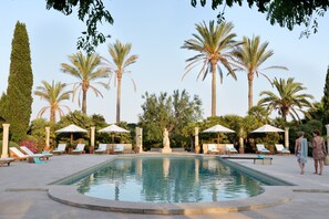 Outdoor pool, pool umbrellas - Cal Reiet Holistic Retreat (Santanyi)