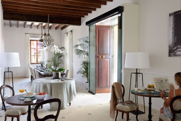 Breakfast area