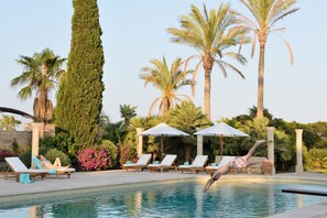 Piscine extérieure, parasols de plage