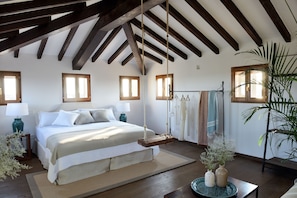 Premium bedding, in-room safe, individually decorated, soundproofing - Cal Reiet Holistic Retreat (Santanyi)