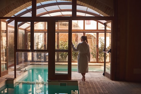 Salas de tratamiento para parejas, un sauna, una bañera de hidromasaje