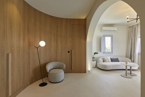 Suite pour lune de miel (with Private Outdoor Jacuzzi) | Aire de séjour | Téléviseur à écran plat