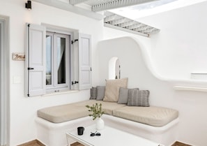 Suite – deluxe (with Private Outdoor Jacuzzi) | Sengetøy av topp kvalitet, minibar, safe på rommet og lydisolert