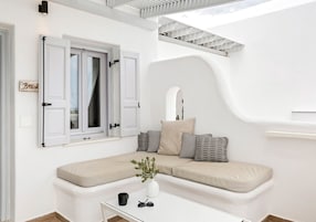 Suite Deluxe (with Private Outdoor Jacuzzi) | Ropa de cama de alta calidad, minibar, caja fuerte