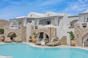 Outdoor pool - Orabel Suites (Santorini)