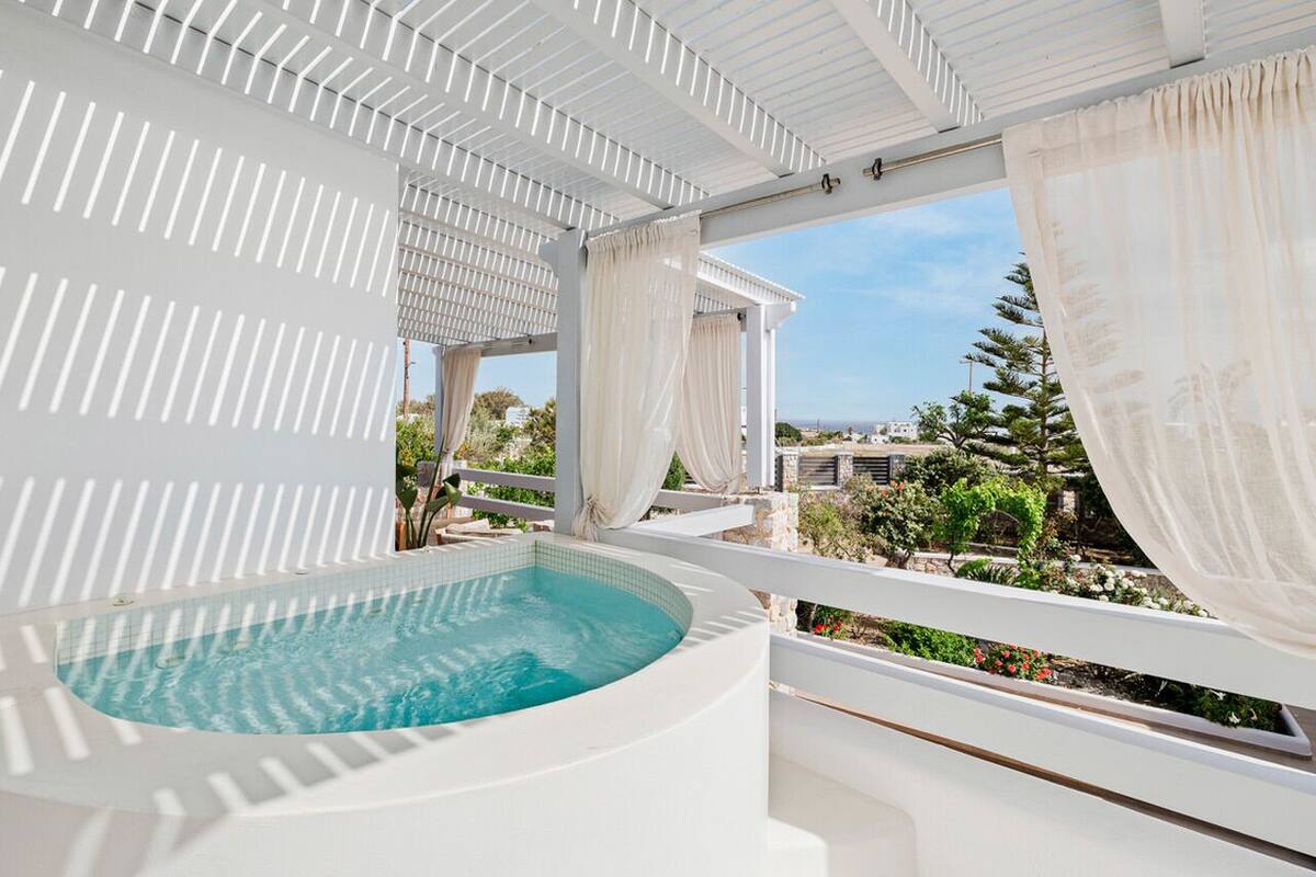 蜜月套房 (with Private Outdoor Jacuzzi) | 高档床上用品、迷你吧、客房内保险箱、隔音
