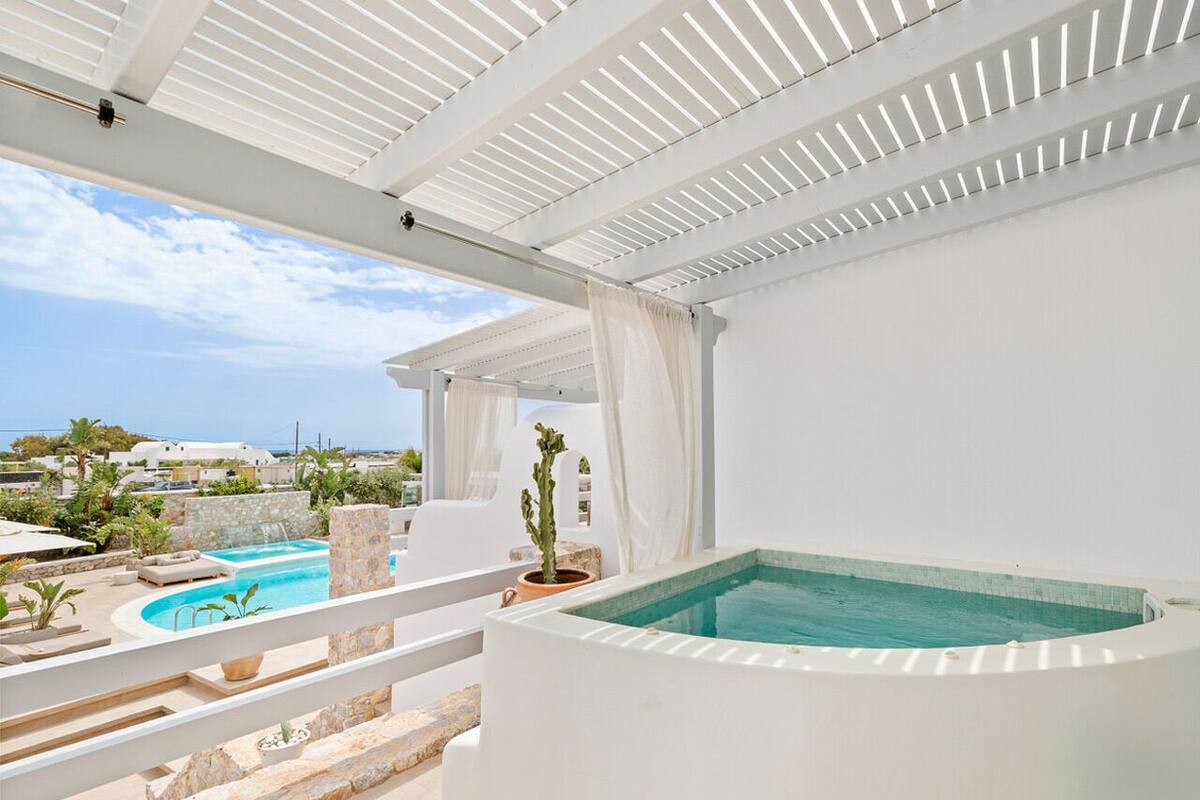 华丽套房 (with Private Outdoor Jacuzzi) | 高档床上用品、迷你吧、客房内保险箱、隔音