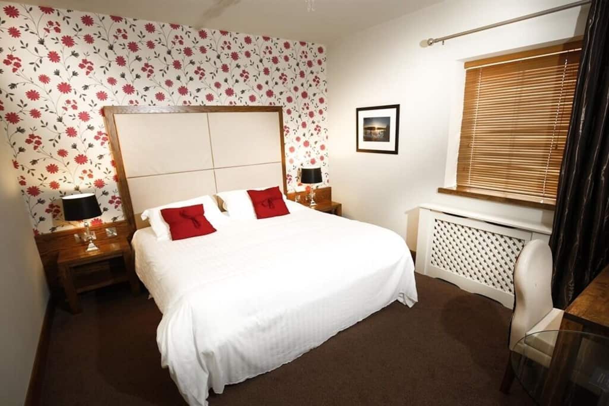 Double or Twin Room, Ensuite (Pink)