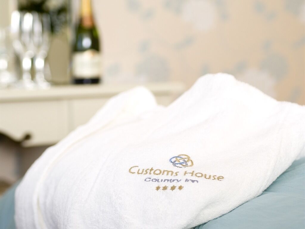 Habitación con 1 cama matrimonial o 2 individuales, baño en la habitación (Red) | Amenidades de baño