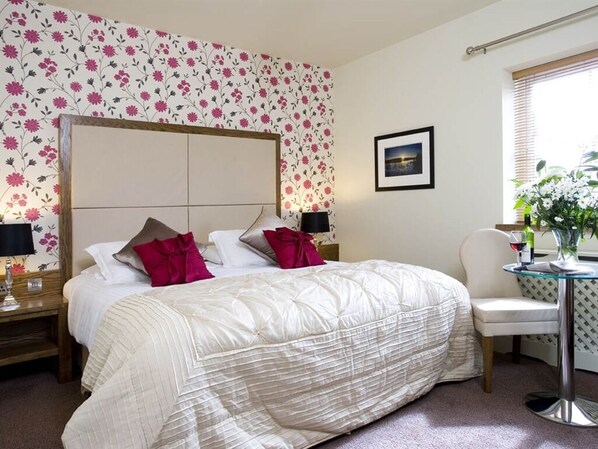 Double or Twin Room, Ensuite (Pink)