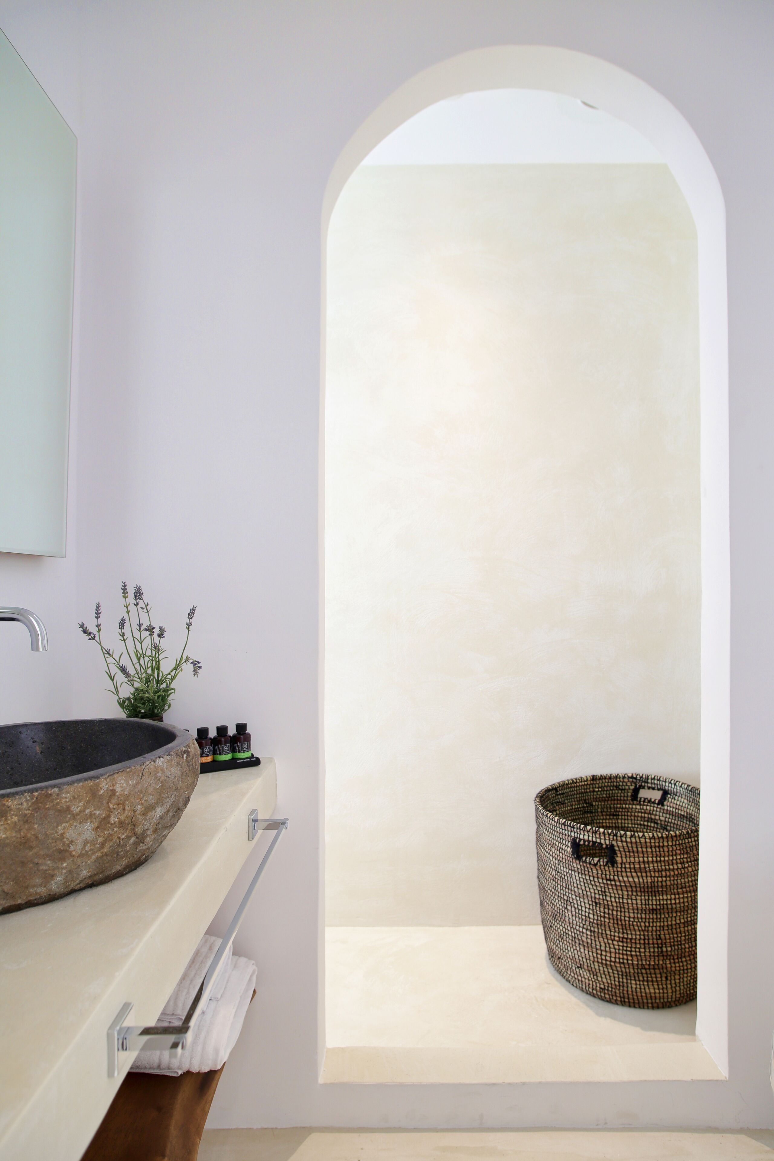 shower, rainfall showerhead, free toiletries, hair dryer