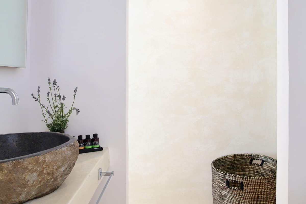 shower, rainfall showerhead, free toiletries, hair dryer